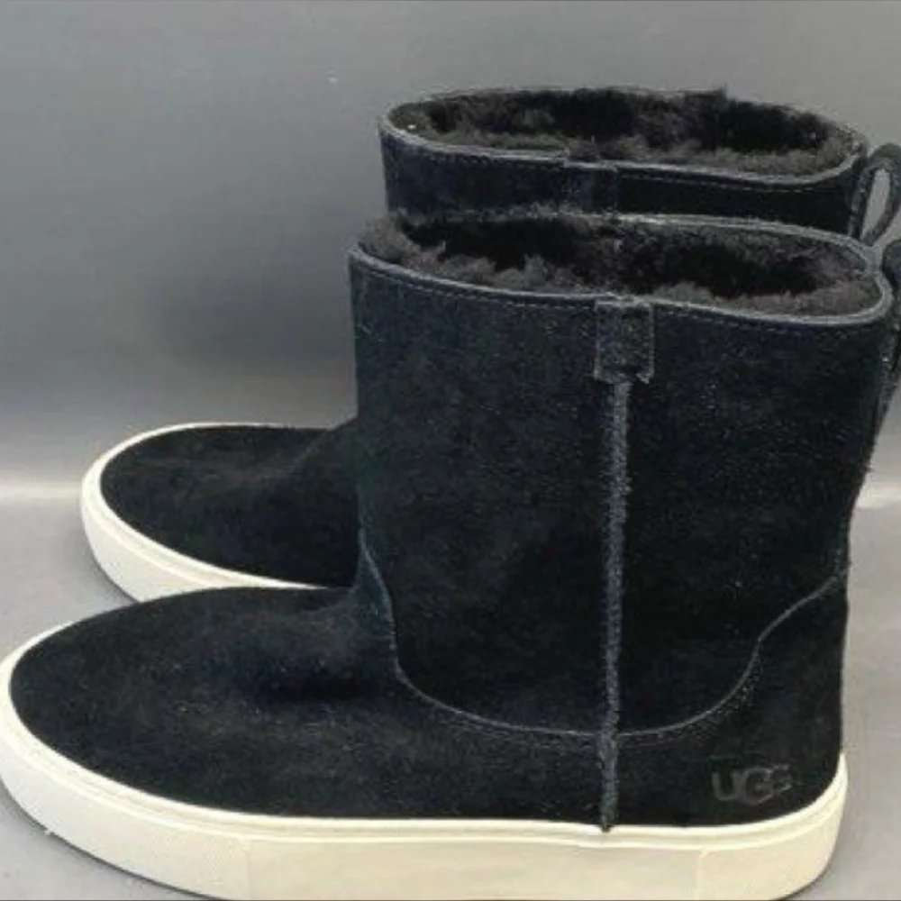 UGG stylish black